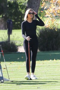khloe-kardashian-and-kim-kardashian-golfing-in-la-01-08-2020-4.jpg