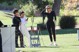 khloe-kardashian-and-kim-kardashian-golfing-in-la-01-08-2020-6.jpg