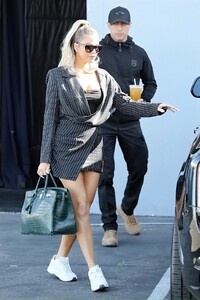 khloe-kardashian-cute-style-calabasas-studio-01-28-2020-2.jpg