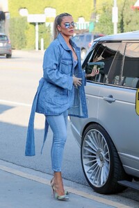 khloe-kardashian-in-all-denim-ensemble-01-22-2020-5.jpg