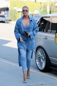 khloe-kardashian-in-all-denim-ensemble-01-22-2020-6.jpg