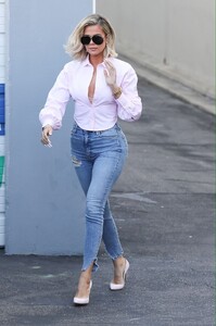 khloe-kardashian-syle-leaves-a-studio-in-calabasas-01-11-2020-5.jpg
