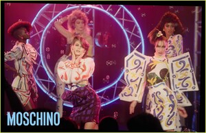 moschino-campaign-january-2020-05.thumb.jpg.99010b5a21992c5093d131a85407cc0e.jpg
