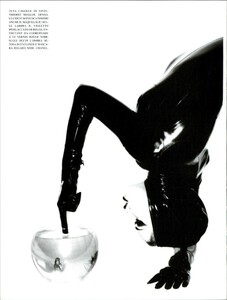 von_Unwerth_Vogue_Italia_August_1995_05.thumb.jpg.0f61151a5dedcd5054458b311feee402.jpg