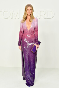 1020758744_RosieHuntingtonWhiteleyTomFordAW20Showjb6x81zzLJix.thumb.jpg.4af29a7056ee258f66b83d2eb506e9d1.jpg