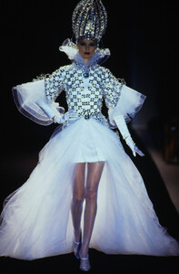 1049884172_paco-rabanne-hc-fw-1995(7).thumb.jpg.91df8999e42185c8dac0acbffd954d6c.jpg