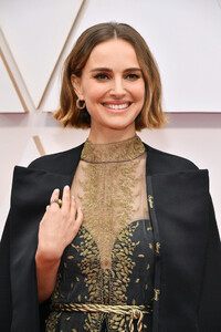 1086345025_NataliePortman92ndAnnualAcademyAwardsOw2zEv_GmIfx.thumb.jpg.aa506e8681ec0b05f2d361074d5643bb.jpg