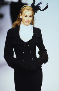 1112394002_chanel-fw-1995(11).thumb.jpg.c17c5bdfcef84f91304dfe5820208686.jpg