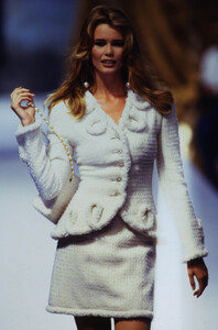 1307139062_chanel-hc-fw-1991(7).thumb.jpg.81715af07541f177009e4c8065fe692a.jpg