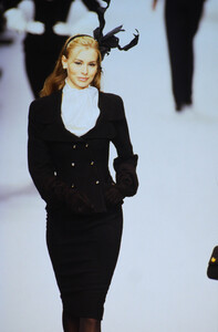 1371741106_chanel-fw-1995(14).thumb.jpg.b67085a66c81e38ca5eb016fa1b84c47.jpg