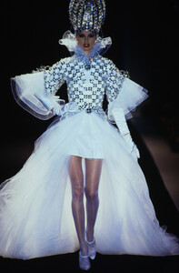 144435818_paco-rabanne-hc-fw-1995(4).thumb.jpg.8b596f1d68db2829a050c06390b40833.jpg