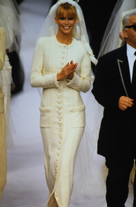 1469009782_chanel-hc-fw-1995(5).thumb.jpg.2c2c46966a53ea9ae380813bb301e187.jpg