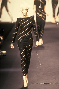 154087741_KarlLagerfeld1994WomenRTW21.thumb.jpg.3a554ea8c471e84097411ec0cd120dd8.jpg