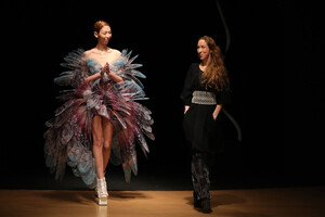 1559709364_IrisVanHerpenRunwayParisFashionWeekJU5vsmyXL6Wx.thumb.jpg.c5fc9f352edd62601bdbf96a8484e1ac.jpg