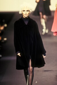1570663624_KarlLagerfeld1994WomenRTW70.thumb.jpg.32f124e60df5d2ee921183ffa5b3a5cf.jpg