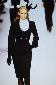 1589511959_chanel-fw-1995(13).thumb.jpg.11dfa03bc828d1b3c219c1fdc2b53df2.jpg