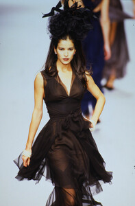1641395019_chanel-fw-1995(7).thumb.jpg.cc85e4663215a877c5b498172620e9cf.jpg