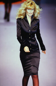 1710529861_karl-lagerfeld-fw-1995(16).thumb.jpg.b430065f124a6a1e75d2c37239049e10.jpg