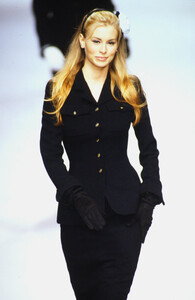 17344783_chanel-fw-1995(20).thumb.jpg.aaeeedc1095ff23bbcd635999d17914c.jpg