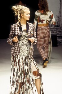 1805150759_JeanPaulGaultier1993WomenRTW150.thumb.jpg.3da9899f59d311ce59e4cb039a07ecdc.jpg