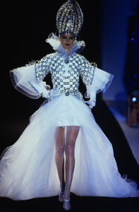 1845766548_paco-rabanne-hc-fw-1995(5).thumb.jpg.1d224899ca3eaf62d400b1d2dcb4ce7b.jpg
