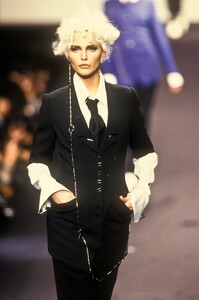 1935950310_KarlLagerfeld1994WomenRTW7.thumb.jpg.c4c9d60bf4eba62de31641793d61b37c.jpg