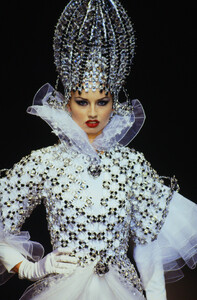 2067407134_paco-rabanne-hc-fw-1995(13).thumb.jpg.0334eed04e1a4b4df54f8f941c3bba2d.jpg
