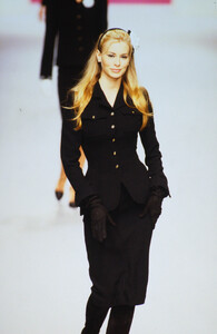 2099479660_chanel-fw-1995(24).thumb.jpg.f30992b9cd3772f5bd325b8dcaf95bed.jpg