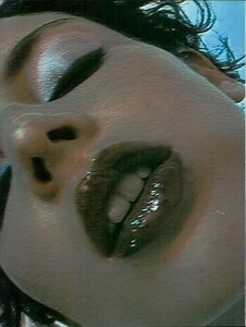 ARCHIVIO - Vogue Italia (December 2001) - Glow Up - 004.jpg