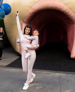 24223482-7958789-Bigger_and_better_Kylie_Jenner_didn_t_hold_back_for_daughter_Sto-m-134_1580689230271.jpg