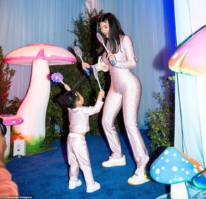 24223540-7958789-Fantastic_Kylie_and_Stormi_walked_into_a_fantasy_world_inspired_-m-161_1580689876714.jpg