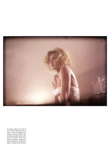 25542_VogueIT_March2004_Supplement_MarvelousExcess_05_122_254lo.thumb.jpg.925696a4ddc95fd28bd8d95479126ea3.jpg