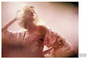 25604_VogueIT_March2004_Supplement_MarvelousExcess_06_122_142lo.thumb.jpg.ef67b1c019ff2a9df248e9b7f7caa15d.jpg