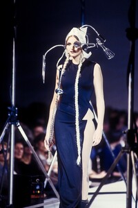 399372758_JeanPaulGaultier1992WomenRTW38.thumb.jpg.91d916edd1381367800817ce9c7b002a.jpg