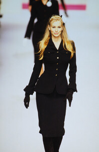 40408678_chanel-fw-1995(21).thumb.jpg.cb6d5d6f70782a0f93a70c54e8efb575.jpg