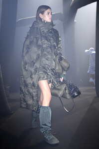 481896977_KaiaGerberMonclerRunwayMilanFashionWeekOvSC6jqlhMQx.thumb.jpg.d738352050c4b96c786187c5b241dd2d.jpg