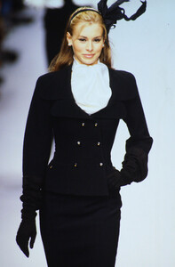 62087521_chanel-fw-1995(18).thumb.jpg.7b190d9a893076f51495831e0da01529.jpg