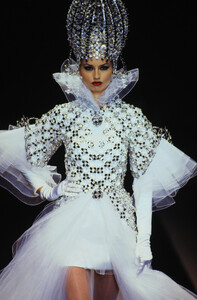 690839754_paco-rabanne-hc-fw-1995(2).thumb.jpg.3bb44b5cb1db3f4fb8e29399febabb46.jpg