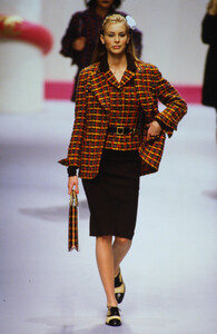 74255006_chanel-fw-1995(2).thumb.jpg.5fd539d83c8937c8a92091c9afaff1e1.jpg