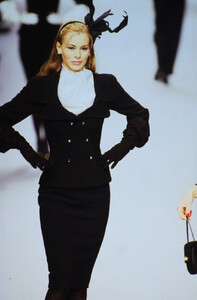 796380282_chanel-fw-1995(15).thumb.jpg.4ea41f729efb34f0709ae68f32e7ba74.jpg