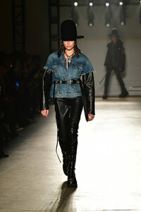 966028470_KaiaGerberR13RunwayFebruary2020NewYorkbdqg1oVDSKqx.thumb.jpg.143cb081535a835963ac5ee50b3db581.jpg