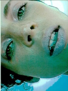 ARCHIVIO - Vogue Italia (December 2001) - Glow Up - 013.jpg