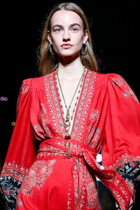 Etro-RTW-FW20-Milan-4432-1582295820.thumb.jpg.9a7cf7f033ef66916282ae0057d9ee9b.jpg