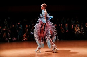 Iris-Van-Herpen-Haute-Couture-SS20-Paris-27495-1579523962.thumb.jpg.8a2f8e31b57cc3e1ead6ffb25eb9fcc8.jpg