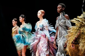 Iris-Van-Herpen-Haute-Couture-SS20-Paris-40158-1579524129.thumb.jpg.30d63c324a2009d006c8e0d537ac750e.jpg