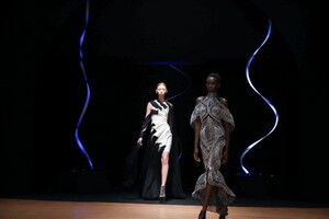 Iris-Van-Herpen-Haute-Couture-SS20-Paris-8796-1579523597.thumb.jpg.bd1cf70ea793c1c5e682e4309cbdd55c.jpg