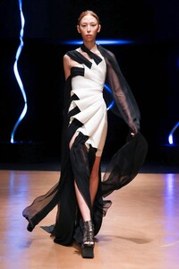 Iris-Van-Herpen-Haute-Couture-SS20-Paris-8802-1579523603.thumb.jpg.8c383d42f8d10b6b7035886df2c3494a.jpg