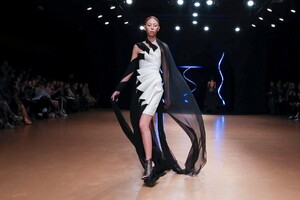 Iris-Van-Herpen-Haute-Couture-SS20-Paris-8805-1579523606.thumb.jpg.22d00b9e75ce18fbcd94b67e886fd406.jpg