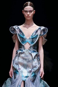Iris-Van-Herpen-Haute-Couture-SS20-Paris-9180-1579524021.thumb.jpg.1a47e9d901c413cf54ef8c8fad9948b4.jpg