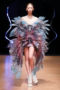 Iris-Van-Herpen-Haute-Couture-SS20-Paris-9272-1579524153.thumb.jpg.ac518593f7d20f28d293bf8841754c21.jpg